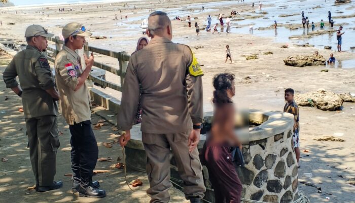 Satpol PP Surade Beri Pakaian ODGJ Wanita di Pantai Minajaya