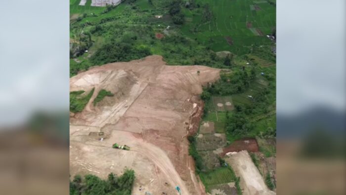 Penampakan Bukit Gunung Karang yang dibongkar di Kelurahan Limusnunggal, Kecamatan Cibeureum, Kota Sukabumi.