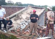 Bupati Sukabumi, Asep Japar, terjun langsung meninjau dampak pergerakan tanah di Kampung Cijambe RT 05/07, Desa Bantargadung, Kecamatan Bantargadung, Kabupaten Sukabumi, Rabu (04/03/2026).