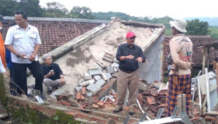 101 Rumah Terdampak, Bupati Asjap Turun Langsung Tinjau Pergerakan Tanah di Bantargadung