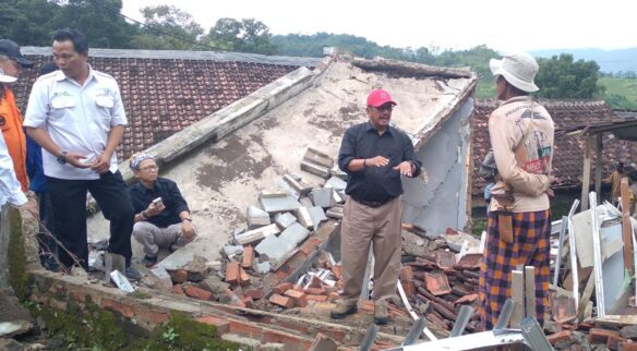 Bupati Sukabumi, Asep Japar, terjun langsung meninjau dampak pergerakan tanah di Kampung Cijambe RT 05/07, Desa Bantargadung, Kecamatan Bantargadung, Kabupaten Sukabumi, Rabu (04/03/2026).