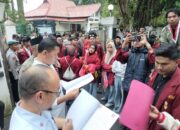 Aliansi Mahasiswa Sukabumi menggelar aksi unjuk rasa di depan Pendopo Sukabumi di Palabuhanratu. Aksi digelar dalam rangka menyoroti setahun kinerja Bupati dan Wakil Bupati Sukabumi.