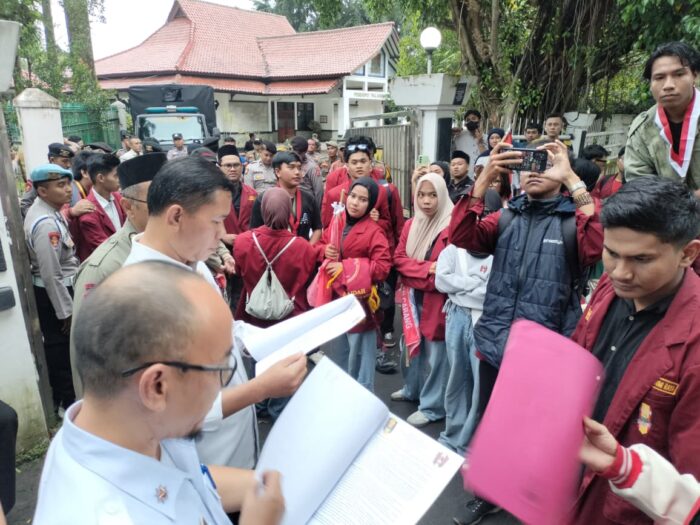 Aliansi Mahasiswa Sukabumi menggelar aksi unjuk rasa di depan Pendopo Sukabumi di Palabuhanratu. Aksi digelar dalam rangka menyoroti setahun kinerja Bupati dan Wakil Bupati Sukabumi.