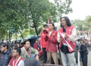Aliansi Mahasiswa Sukabumi menggelar aksi unjuk rasa di depan Pendopo Sukabumi di Palabuhanratu. Aksi digelar dalam rangka menyoroti setahun kinerja Bupati dan Wakil Bupati Sukabumi.
