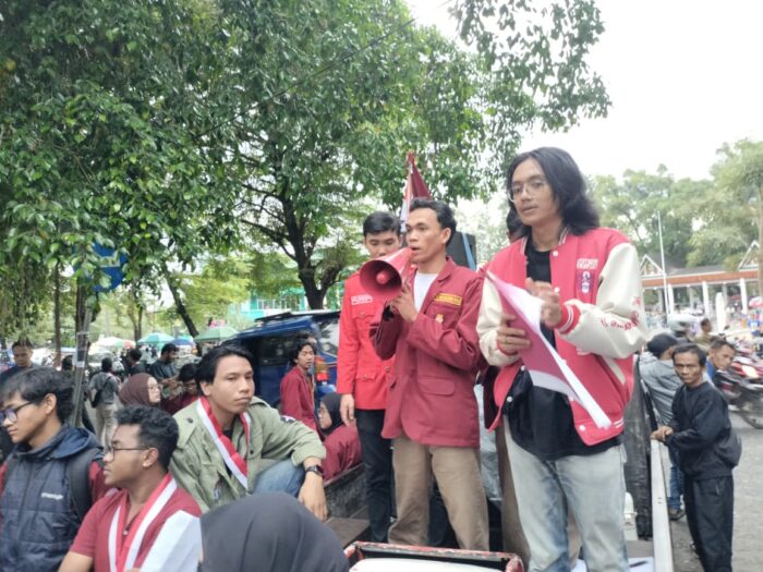 Aliansi Mahasiswa Sukabumi menggelar aksi unjuk rasa di depan Pendopo Sukabumi di Palabuhanratu. Aksi digelar dalam rangka menyoroti setahun kinerja Bupati dan Wakil Bupati Sukabumi.