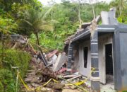 Salah satu rumah yang terdampak bencana tanah bergerak di Kecamatan Bantargadung, Kabupaten Sukabumi.