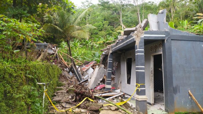 Kondisi bangunan Pondok Pesantren Ariyadul Falah di Kampung Cijambe, Desa Bantargadung, Kecamatan Bantargadung, Kabupaten Sukabumi, Kamis (5/3/2026). Bangunan pesantren rusak parah karena terdampak pergerakan tanah. 