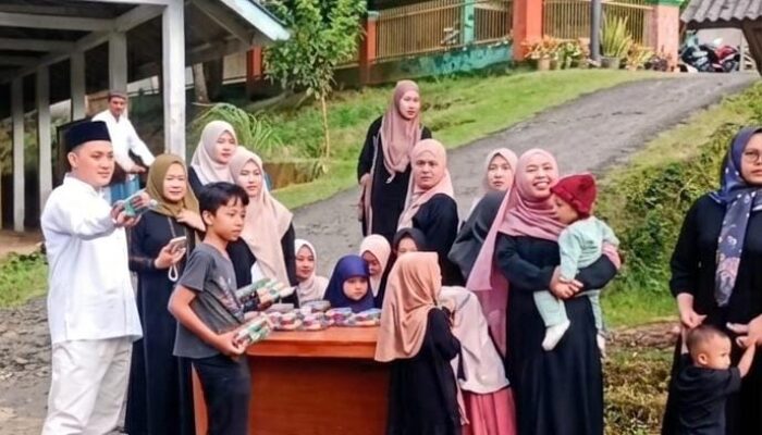 Pererat Silaturahmi, Pemdes Cimahpar Bersama Karang Taruna dan PKK Gelar Aksi Berbagi Takjil