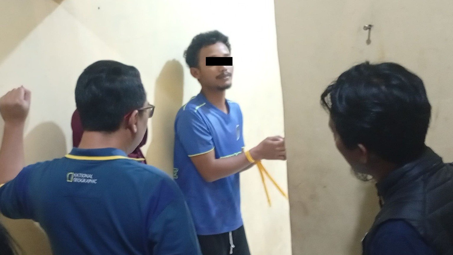 Momen penangkapan BIH, warga Cisolok Sukabumi. BIH ditetapkan sebagai tersangka kasus pembunuhan yang ditangani Polres Karawang.