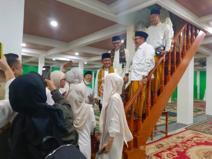 Ketua Umum Partai Golkar menyambangi Ponpes Azzainiyah di Desa Perbawati, Kecamatan Sukabumi, Kabupaten Sukabumi, Minggu malam (08/03/2026).