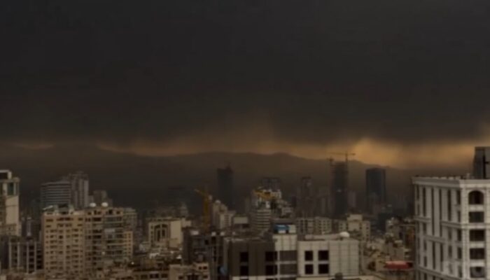 Hujan Beracun Ancam Warga Iran Pasca As-Israel Serang Kilang Minyak