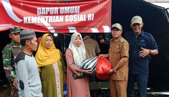 Warga Terdampak Pergerakan Tanah di Cijambe Bantargadung Terima Bantuan