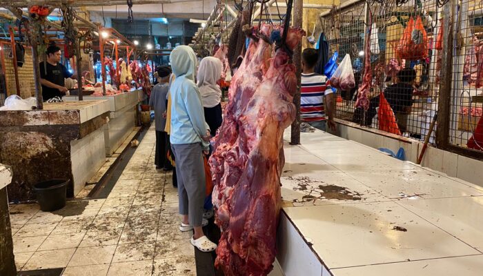Jelang Lebaran, Harga Daging Sapi di Pasar Cibadak Tembus Rp145 Ribu per Kilogram