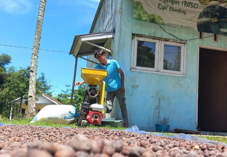 Program ekosistem kopi berkelanjutan dijalankan melalui kolaborasi antara pelaku usaha kopi dan komunitas petani di Desa Cipeuteuy, Kecamatan Kabandungan, yang berada di wilayah penyangga Taman Nasional Gunung Halimun Salak (TNGHS).