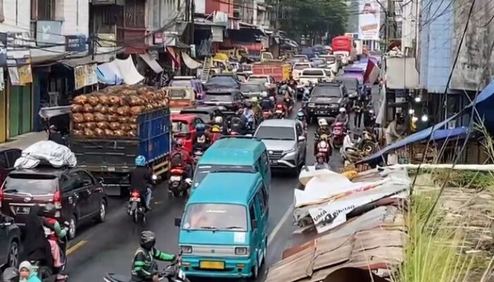 Jalur Sukabumi–Bogor Mulai Padat, Polisi Larang Truk Sumbu Tiga Melintas Cibadak