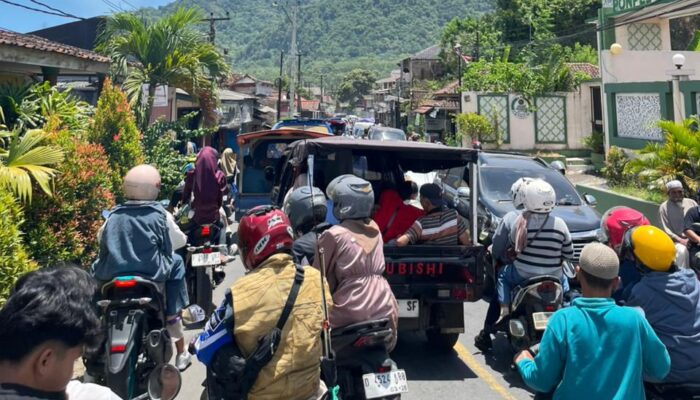 Wisatawan Membludak, Kemacetan Panjang Terjadi di Jalur Palabuhanratu