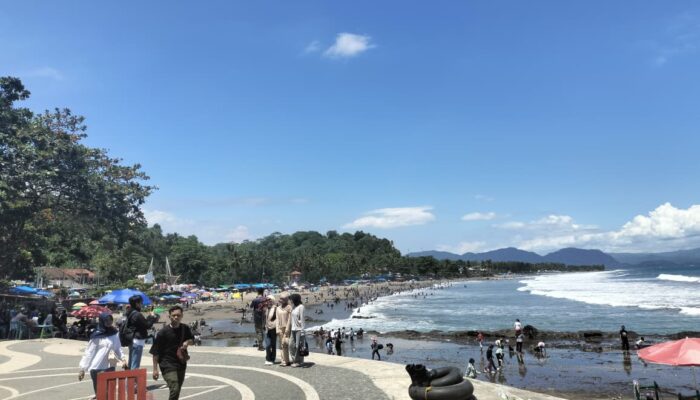 Cegah Laka Laut, Satpolairud Polres Sukabumi Imbau Wisatawan Patuhi Arahan di Pantai Karanghawu