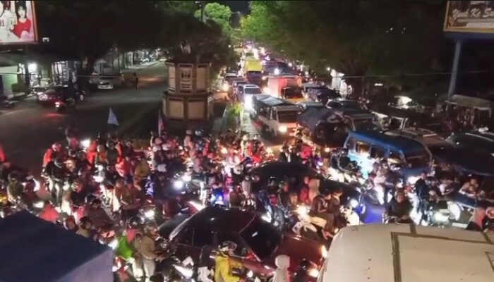 Simpang Batusapi Palabuhanratu Lumpuh, Arus Balik Wisata Picu Kemacetan Parah