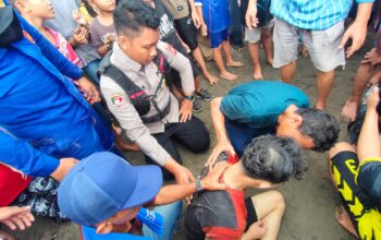 Aksi Cepat Petugas Selamatkan Pengunjung Terseret Ombak di Pantai Karang Naya