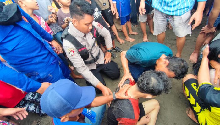 Aksi Cepat Petugas Selamatkan Pengunjung Terseret Ombak di Pantai Karang Naya