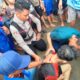 Aksi Cepat Petugas Selamatkan Pengunjung Terseret Ombak di Pantai Karang Naya