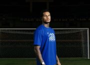 PERSIB Kolaborasi dengan Weekend Offender, Rilis Koleksi Streetwear Eksklusif