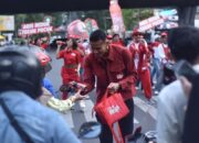 Teja Paku Alam dan Adam Alis Bagikan Takjil di Simpang Dago saat Aktivasi Ramadan PERSIB