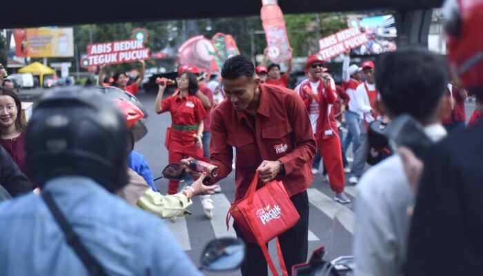 Teja Paku Alam dan Adam Alis Bagikan Takjil di Simpang Dago saat Aktivasi Ramadan PERSIB