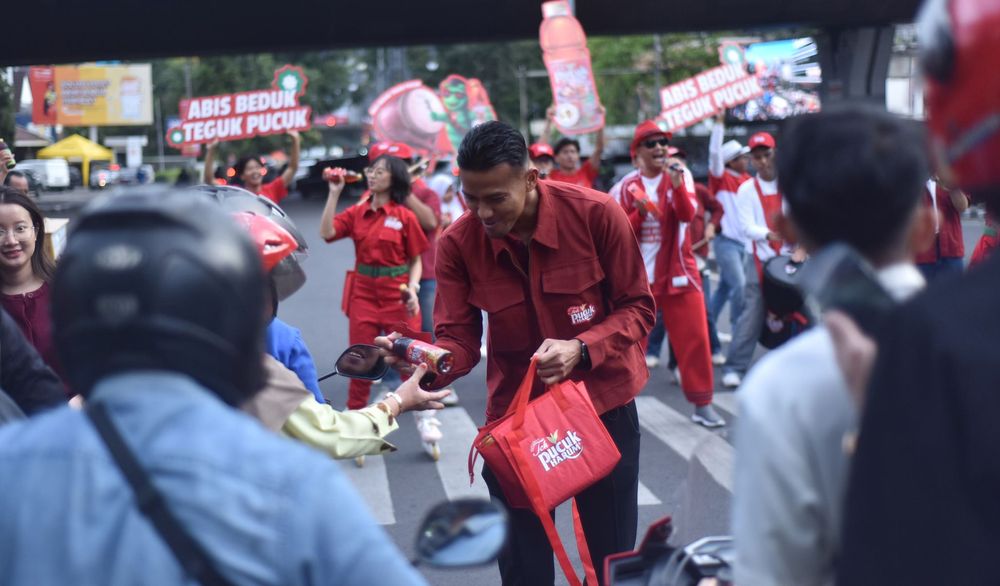 Teja Paku Alam dan Adam Alis Bagikan Takjil di Simpang Dago saat Aktivasi Ramadan PERSIB