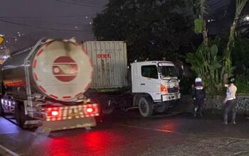 Ngeri! Truk Pengangkut 27 Ton Batu Alam Mogok di Tanjakan Pamuruyan Sukabumi