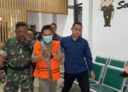 RH, Kades Neglasari, Kecamatan Lengkong, Kabupaten Sukabumi saat diseret masuk ke mobil tahanan di Kejari Kabupaten Sukabumi, Kamis (05/03/2026).
