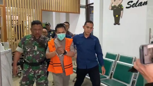 RH, Kades Neglasari, Kecamatan Lengkong, Kabupaten Sukabumi saat diseret masuk ke mobil tahanan di Kejari Kabupaten Sukabumi, Kamis (05/03/2026).