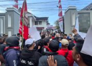Aksi unjuk rasa Warga Cibeureum Bersatu di depan Gedung DPRD Kota Sukabumi, Rabu (01/04/2026).