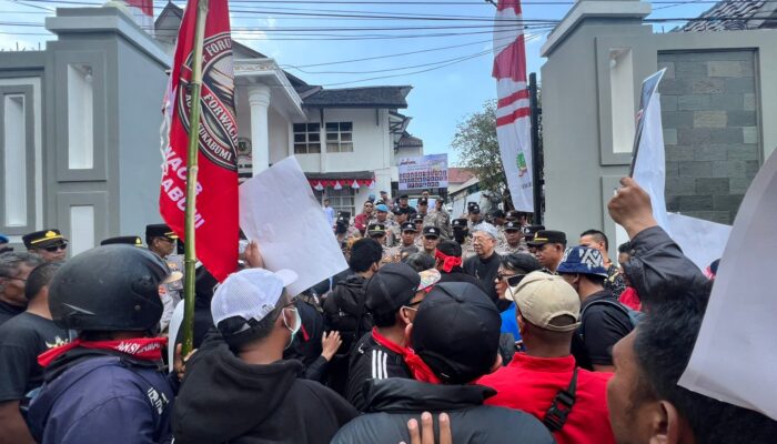 Aksi Unjuk Rasa Warnai HUT Kota Sukabumi, Massa Tuntut Audit Program MBG