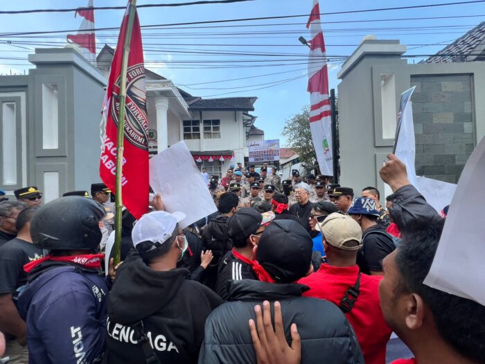 Aksi unjuk rasa Warga Cibeureum Bersatu di depan Gedung DPRD Kota Sukabumi, Rabu (01/04/2026).