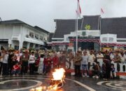 Aksi massa PC Ikatan Mahasiswa Muhammadiyah (IMM) Sukabumi Raya di depan Balai Kota Sukabumi, Kamis (02/04/2026).