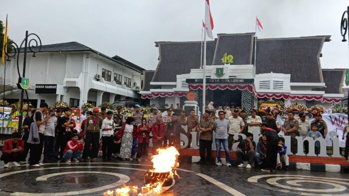 Aksi massa PC Ikatan Mahasiswa Muhammadiyah (IMM) Sukabumi Raya di depan Balai Kota Sukabumi, Kamis (02/04/2026).