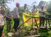 Anggota Polres Sukabumi dan petugas Disperkim Kabupaten Sukabumi memasang spanduk pemberitahuan penutupan sementara jembatan di Kamandoran, Kecamatan Cibadak karena akan dibangun ulang, Sabtu (04/04/2026).