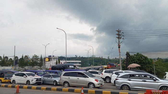 Kondisi arus lalu lintas di sekitar Exit Tol Parungkuda, Kabupaten Sukabumi, Sabtu (04/04/2026).