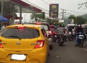 Kepadatan kendaraan wisatawan di jalan raya sekitar Pasar Palabuhanratu, Kabupaten Sukabumi, Sabtu (04/04/2026).