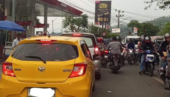 Arus Libur Akhir Pekan, Jalanan Palabuhanratu Sukabumi Dipadati Kendaraan Wisatawan