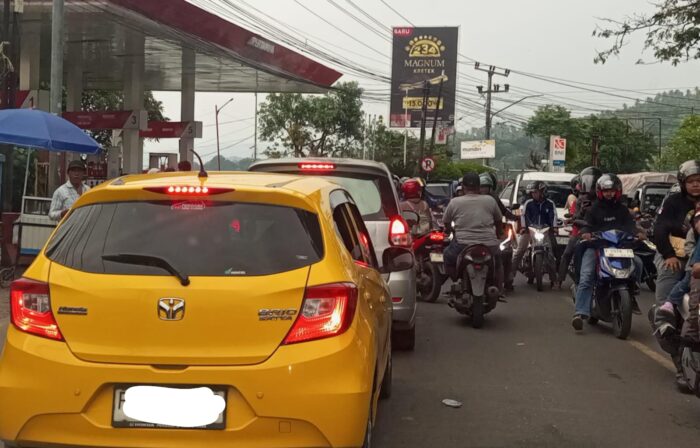 Kepadatan kendaraan wisatawan di jalan raya sekitar Pasar Palabuhanratu, Kabupaten Sukabumi, Sabtu (04/04/2026).