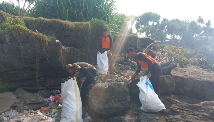 Aksi Bersih Pantai Taman Pandan, Pengelola Ajak Jaga Lingkungan Wisata