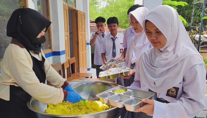 SPPG Karamat Rayakan Keberhasilan SMAN 2 Sukabumi sebagai Sekolah Terbaik Jawa Barat Dengan Sajian Nasi Tumpeng