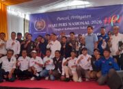 Foto bersama Anggota PWI bersama Wabup Sukabumi, Andreas, dan para narasumber serta tamu undangan dalam puncak peringatan HPN 2026 PWI Kabupaten Sukabumi, Kamis (09/04/2026).