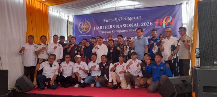 Foto bersama Anggota PWI bersama Wabup Sukabumi, Andreas, dan para narasumber serta tamu undangan dalam puncak peringatan HPN 2026 PWI Kabupaten Sukabumi, Kamis (09/04/2026).