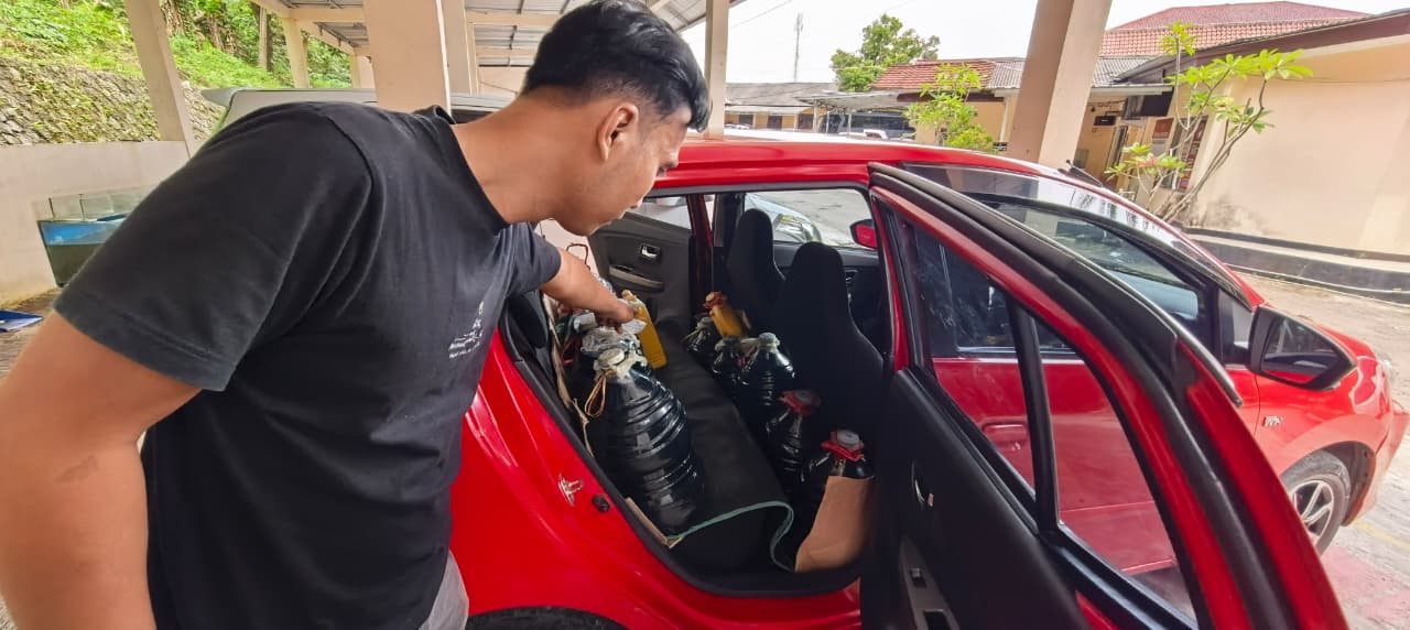 Anggota Polres Sukabumi mengamankan ratusan liter BBM bersubsidi yang ditimbun di wilayah Tegalbuleud, Kabupaten Sukabumi.