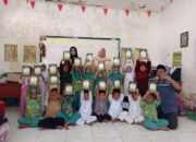 Pembagian puluhan buku Iqro kepada siswa PAUDQU dan MDTU Al Aisyah di Sukawarna, Kelurahan Sindangsari, Kecamatan Lembursitu, Kota Sukabumi, Senin (13/4/2026).