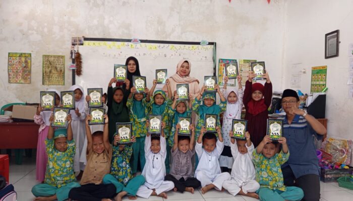 Yayasan CFA Bagikan Iqro di Lembursitu Sukabumi, Dorong Anak Belajar Alquran Sejak Dini