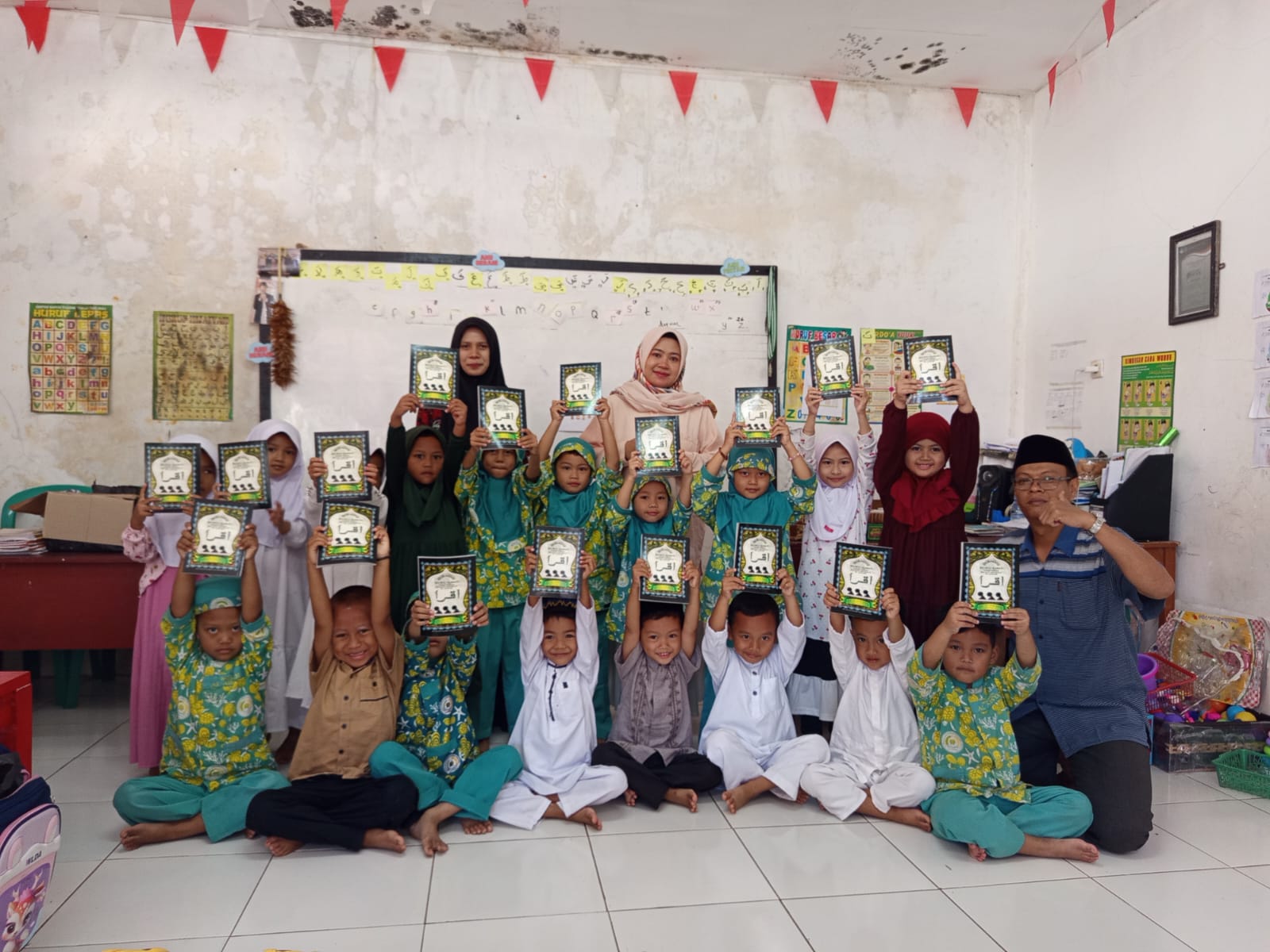 Pembagian puluhan buku Iqro kepada siswa PAUDQU dan MDTU Al Aisyah di Sukawarna, Kelurahan Sindangsari, Kecamatan Lembursitu, Kota Sukabumi, Senin (13/4/2026).
